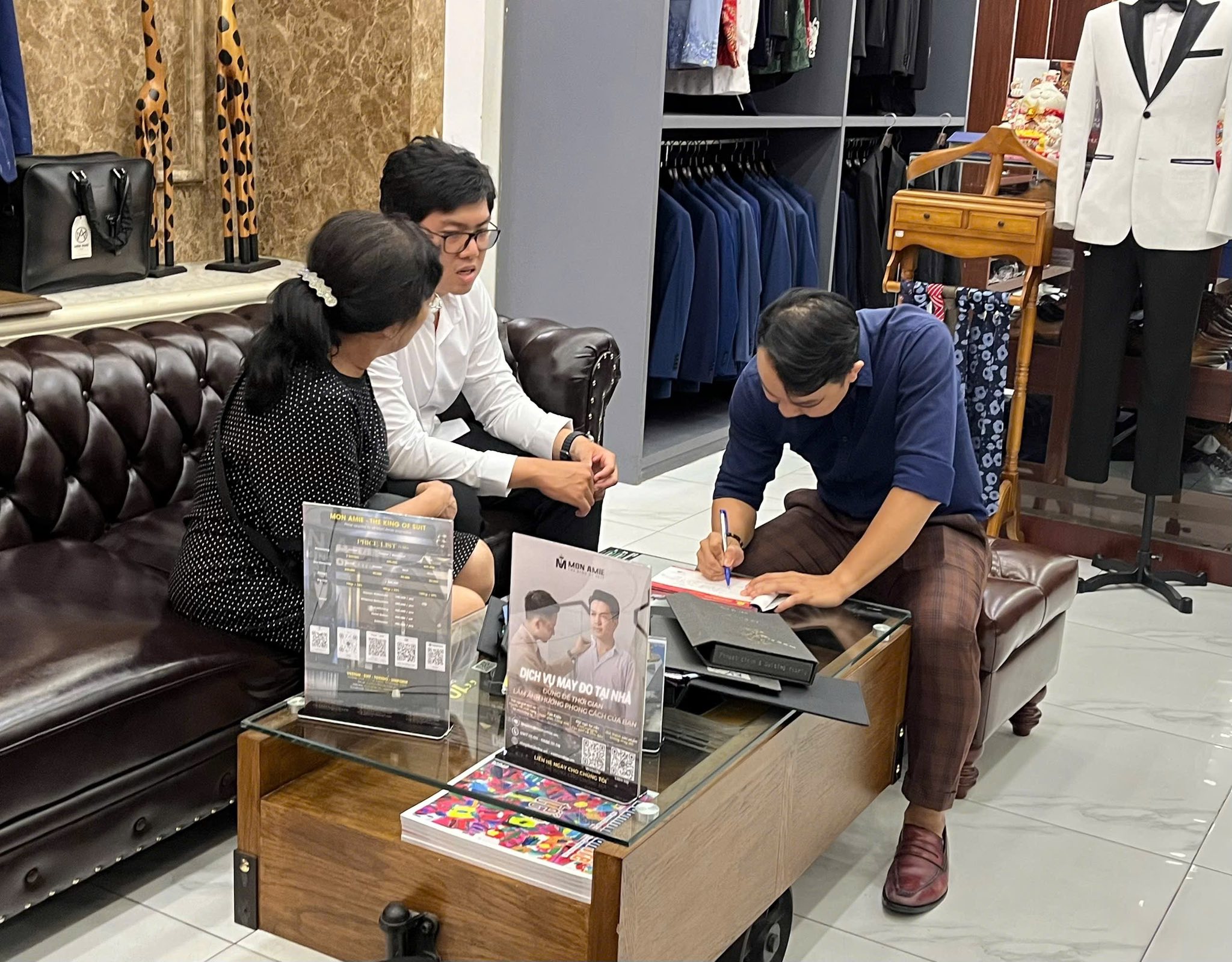 Ngày cuối tuần nhộn nhịp tại hệ thống Showroom Mon Amie.